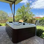 Casa Vacanza Con Piscina Grande E Idromassaggio Jacuzzi Daire *