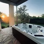 Casa Vacanza Con Piscina Grande E Idromassaggio Jacuzzi Daire Collesalvetti
