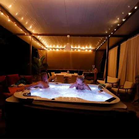 Lägenhet Casa Con Piscina Grande E Idromassaggio Jacuzzi