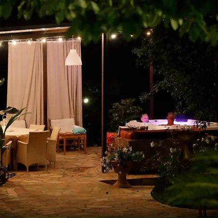Casa Con Piscina Grande E Idromassaggio Jacuzzi