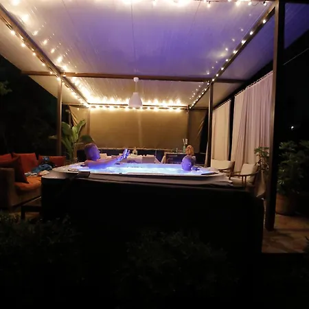 Casa Con Piscina Grande E Idromassaggio Jacuzzi Lägenhet Collesalvetti