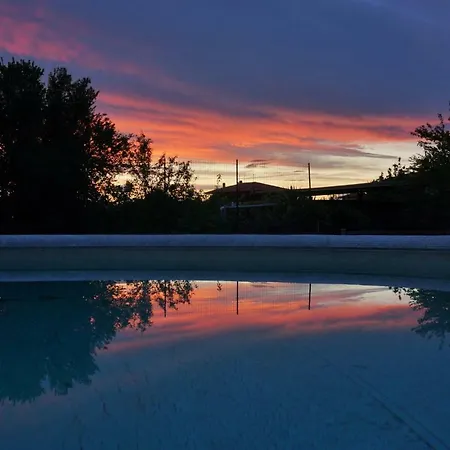 Casa Con Piscina Grande E Idromassaggio Jacuzzi Lägenhet